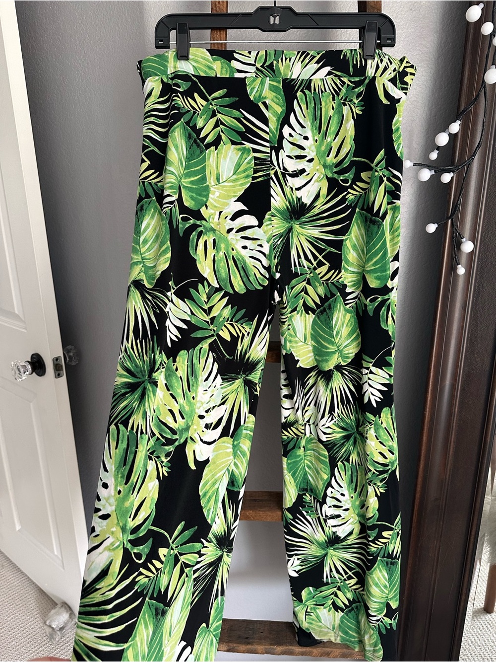 White House Black Market Green & Black Tropical Wide Leg Pants, size medium